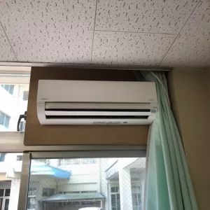 エアコン取付工事　窓を利用のサムネイル
